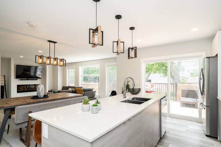 New! Luxury & Modern 4 BDRM w/ Huge Yard+Fire Pit! gallery image 3