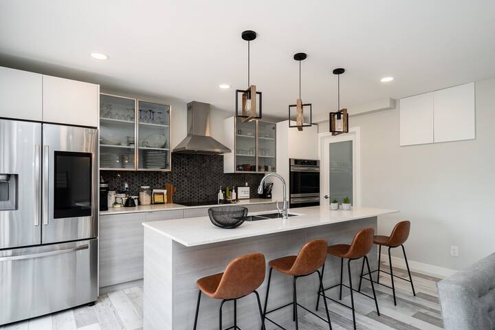 New! Luxury & Modern 4 BDRM w/ Huge Yard+Fire Pit! gallery image 2