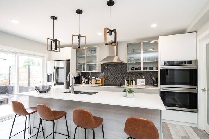 New! Luxury & Modern 4 BDRM w/ Huge Yard+Fire Pit! gallery image 4