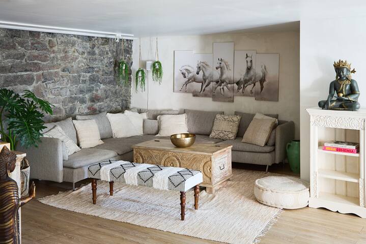 Exclusive 6 bed, 6 bath residence in Old Montreal gallery image 5