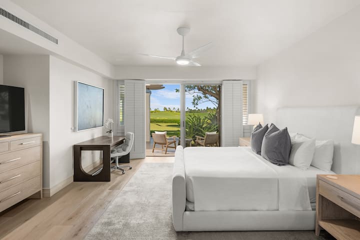 Réveillez-vous dans un paradis tropical, dans votre chambre paisible, où les lignes épurées et le linge de lit doux créent la retraite parfaite.