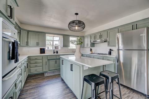 Yukon Boho Bungalow w/ Huge Kitchen just off I-40