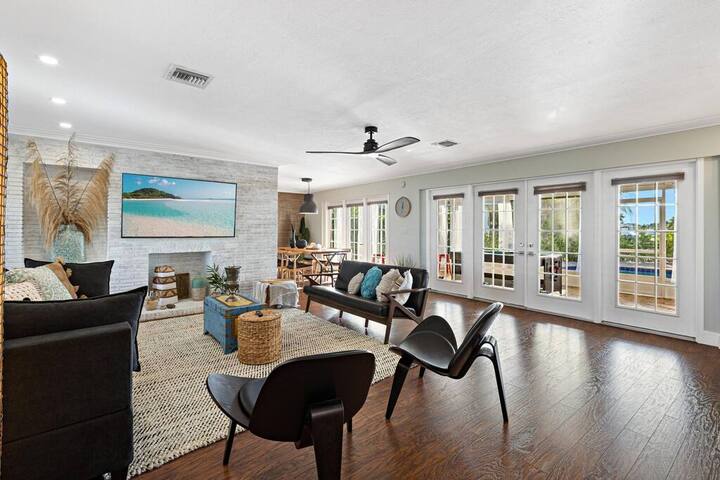 Adorable house with Amazing water front of canal gallery image 5