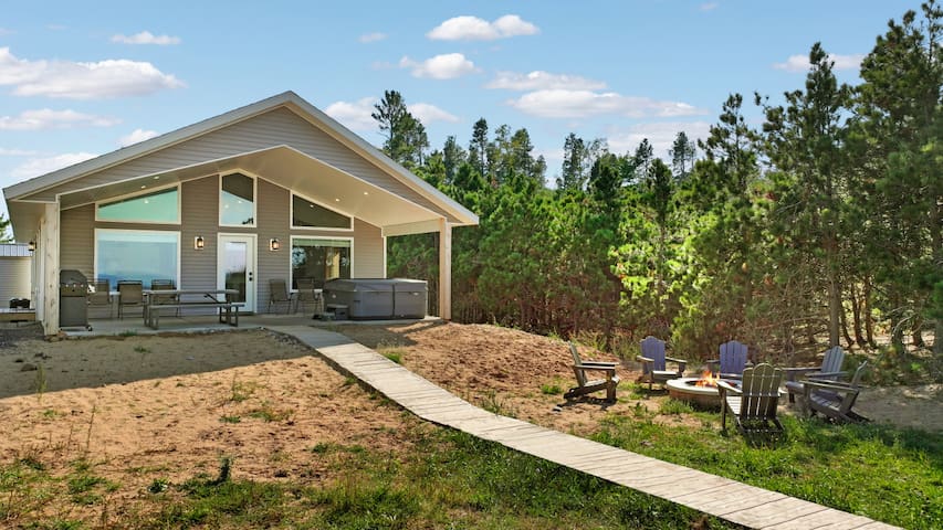 Lakefront home, Hot tub, near McLain State Park