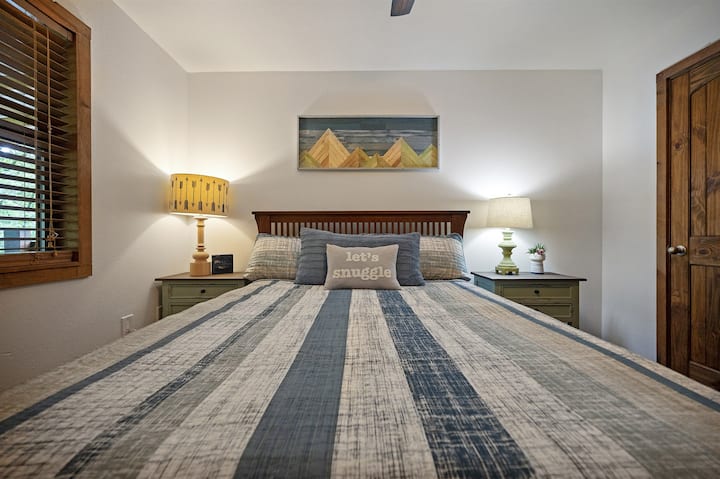 "Mountain Room" ka krevat dopio "queen" të rehatshëm.