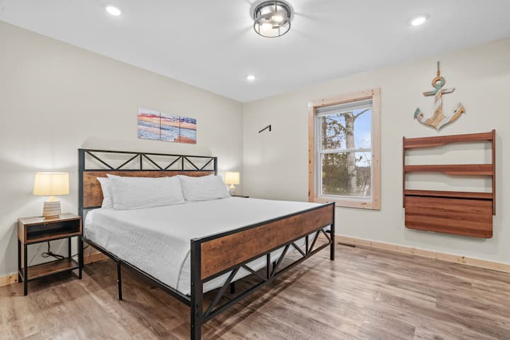 Master Bedroom w/ King bed, 43" Smart TV