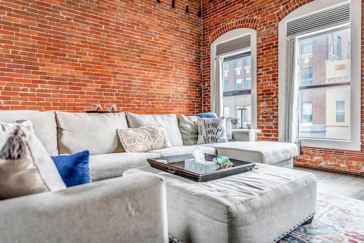 Luxury Downtown La Crosse Apartment - Sleeps 8!