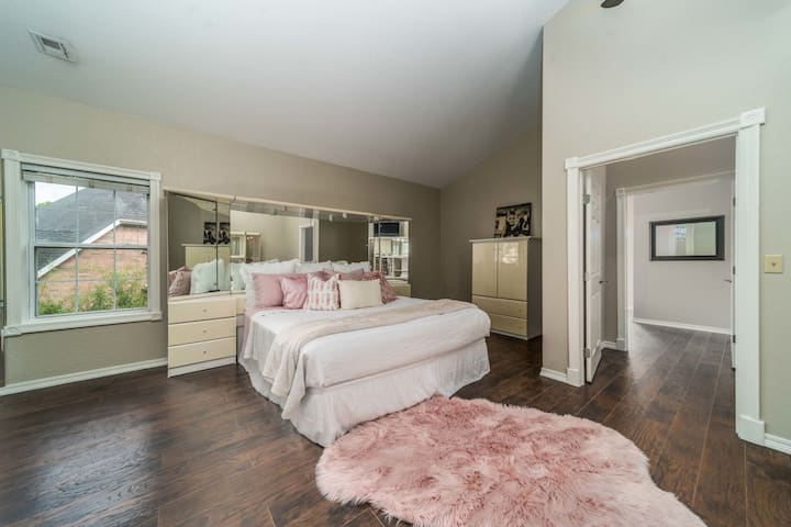 Fleti Master Bedroom