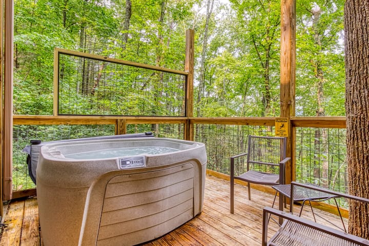 Moose Theme Suite, King Bed and Private Hot Tub - Apartments for