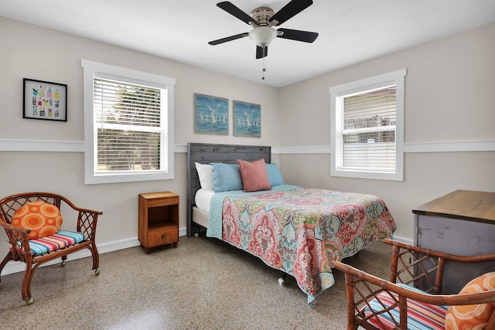 我们的第二间卧室设有令人惊叹的双人床和充足的起居室。  