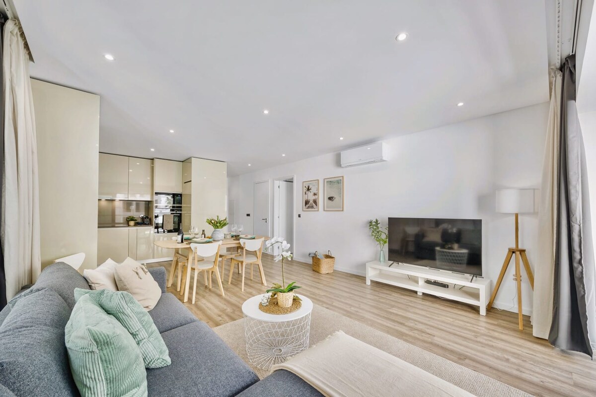 Airbnb em destaque: Bright Modern Beachside Apartment w/Pool & Seaview em Quarteira