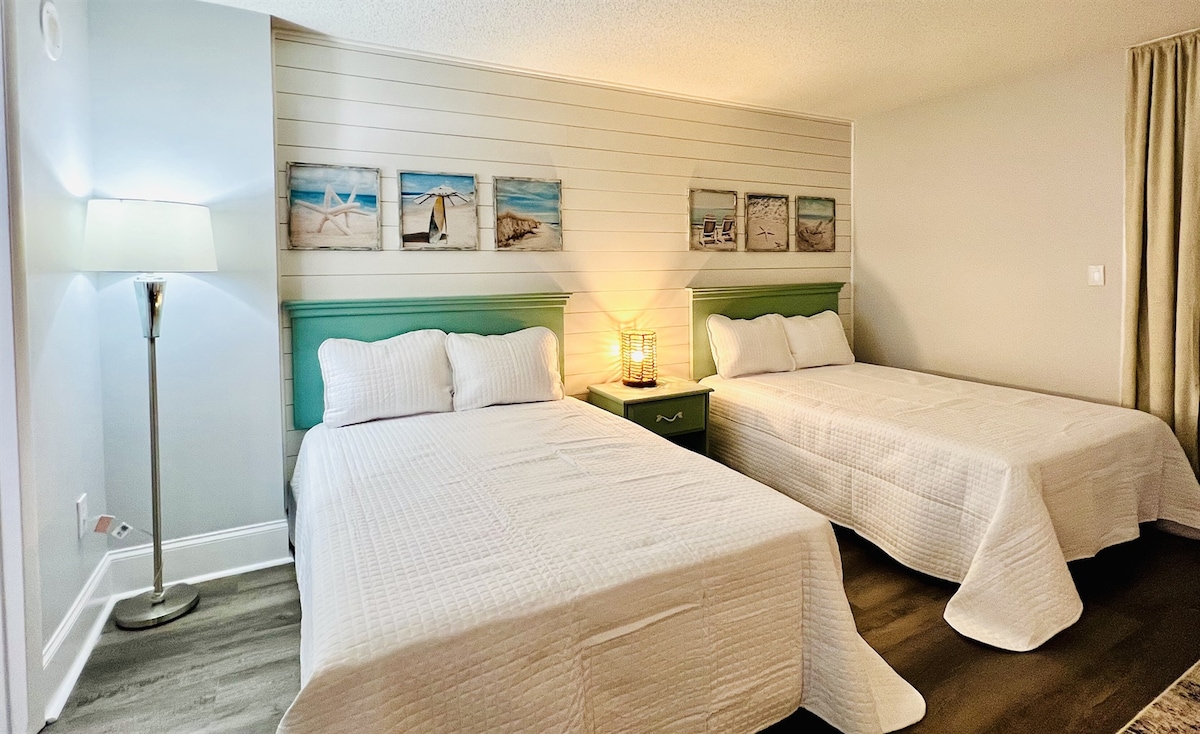 2张双人床，带枕头、床上用品和床单