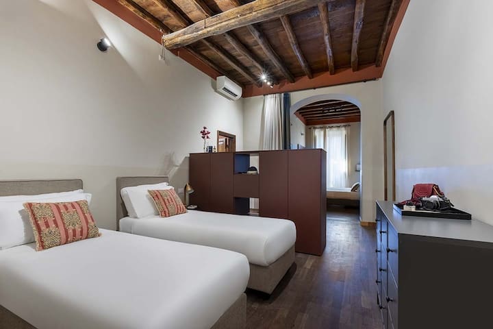 ROMAC Baullari III Family apart in Campo de Fiori gallery image 4