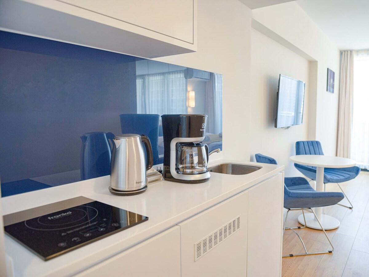 Ამ ფართო სამზარეულოში საჭმლის მოსამზადებელი ჭურჭელიდან დაწყებული, თანამედროვე საყოფაცხოვრებო ტექნიკით დამთავრებული, თავს ისე იგრძნობთ, როგორც საკუთარ სახლში