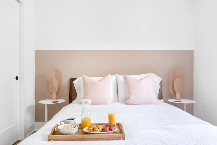 ห้องนอนพร้อมเตียงควีนไซส์