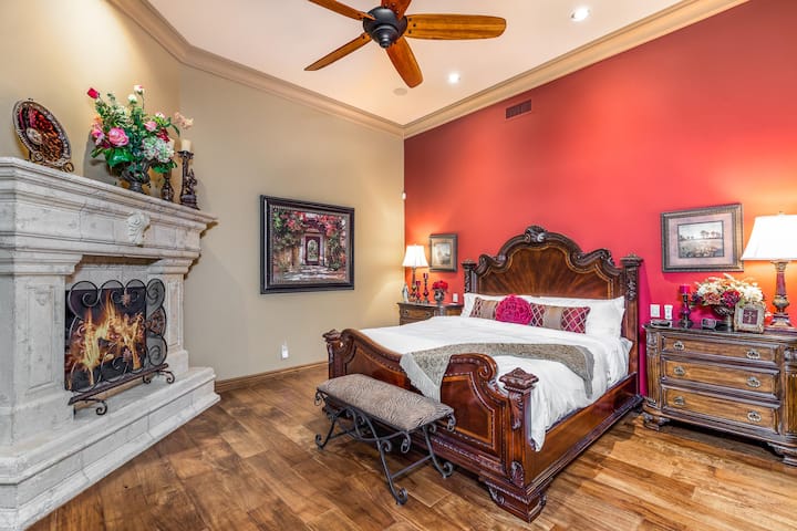 Ლუქს-კლასის პირველ აპარტამენტში არის დიდი საწოლი, ბუხარი და პატიო.