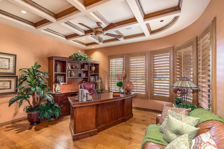 Ძირითადი ფლიგელი 4-ში არის საძინებლის დივანი და სამუშაო მაგიდა.