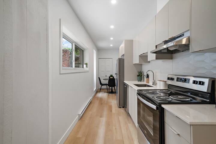 5BR Montreal Gem, Sleeps 15, 2Bath, Private Patio gallery image 3