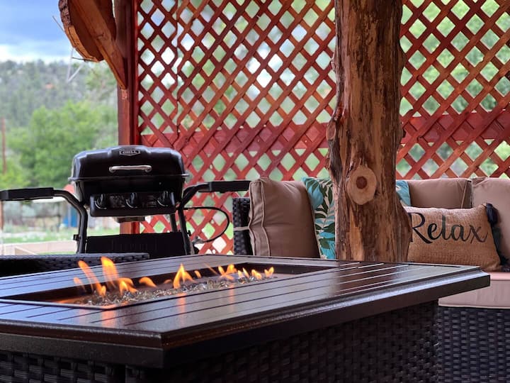 Furahia hewa safi ya mlima katika banda letu la ukarimu wa hali ya hewa na mwangaza wa mandhari.  Inajumuisha jiko la kuchomea nyama lenye vyombo, sofa za sehemu na meza za shimo la moto kwa ajili ya mahali pazuri pa kukaa na familia na marafiki. Sehemu hii inapatikana kwa ajili ya