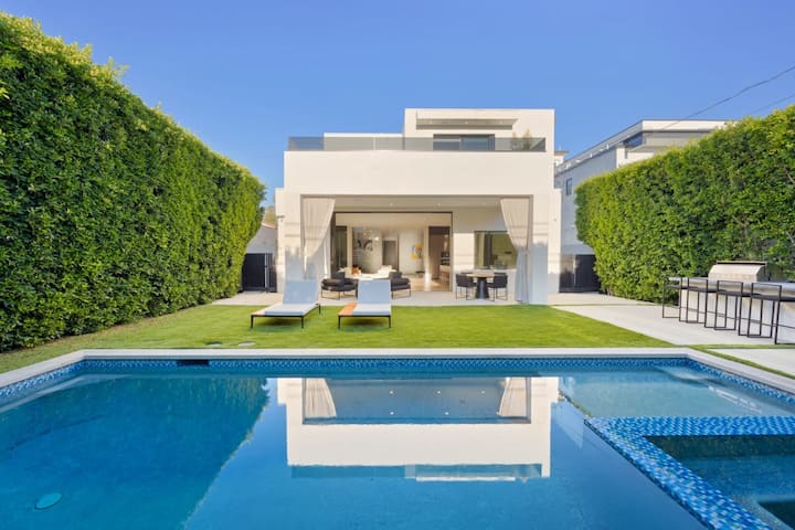 The Artezen Villa by Stay Awhile Villas gallery image 2