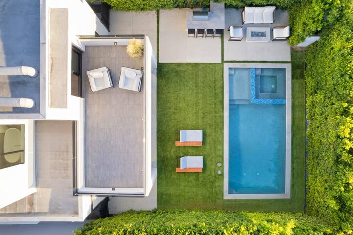 The Artezen Villa by Stay Awhile Villas gallery image 4