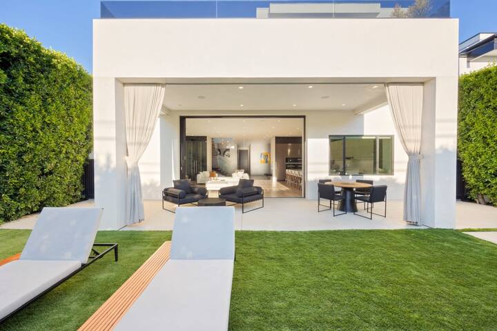 The Artezen Villa by Stay Awhile Villas gallery image 3