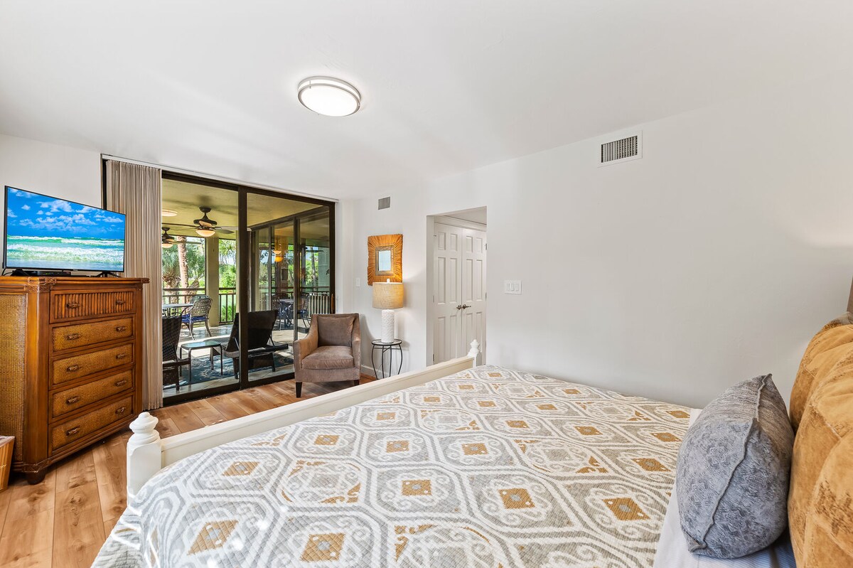 Glavna spavaća soba s bračnim krevetom, TV-om i svijetlim lanaijem