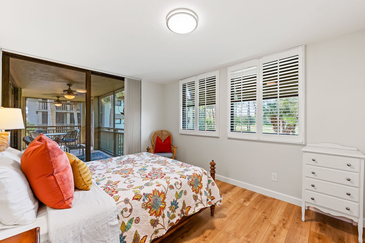 Druga spavaća soba s bračnim krevetom i ulazom u prostrani lanai