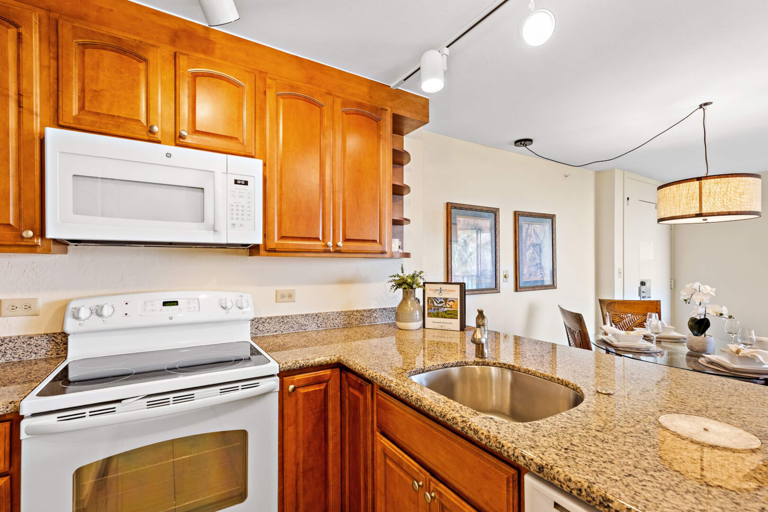 Condo in Lahaina · ★4.91 · 1 bedroom · 2 beds · 1 bath - Image 12