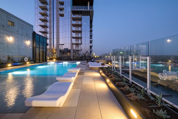 Breathtaking Views & Rooftop Pool | Rainey Street