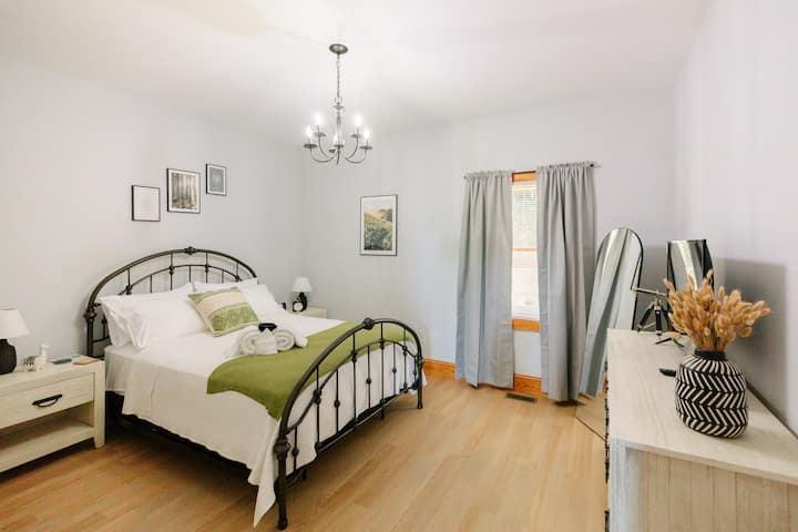 Მთავარი სართულის საძინებელი №2 დიდი საწოლით, ტელევიზორით, სრული ზომის სარკით. 