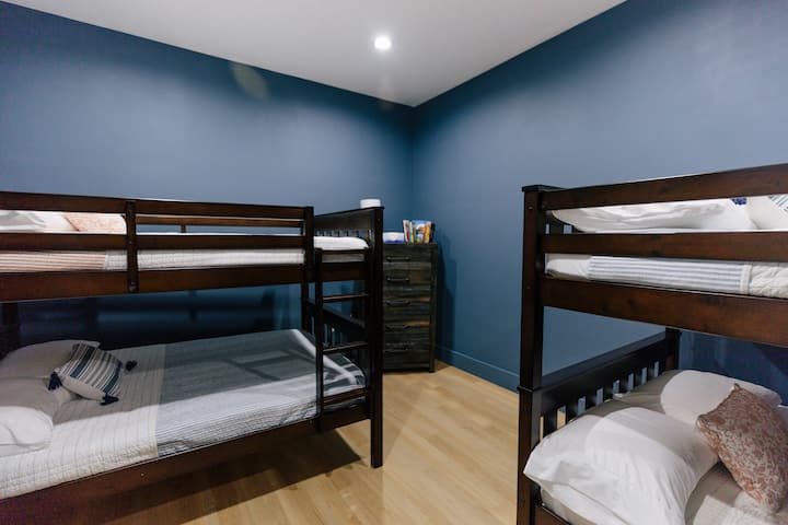 Ცალკე საძინებელი სივრცე სათამაშო ოთახთან, 2 სრული ზომის ორსართულიანი საწოლით. 