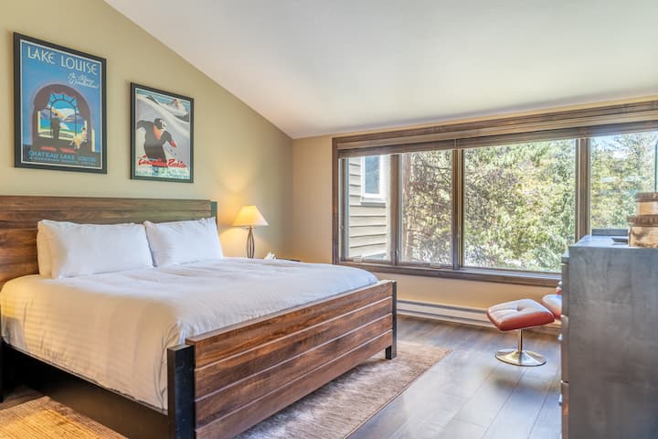 Hlavná spálňa s manželskou posteľou veľkosti King, televízorom s plochou obrazovkou a sedacou časťou. 