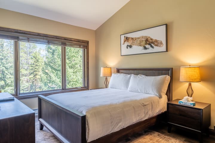 Spálňa pre hostí s manželskou posteľou, televízorom s plochou obrazovkou a vlastnou kúpeľňou. 