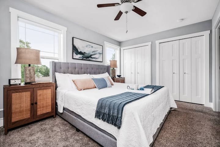 Cozy bedroom with a King bed and relaxing ambiance! ☀️