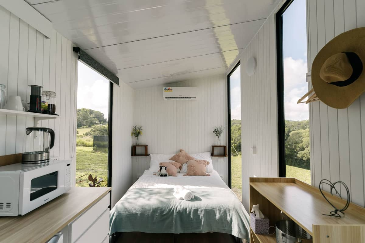 Bedroom in tiny cabin Rainforest Sunsets, Kuranda