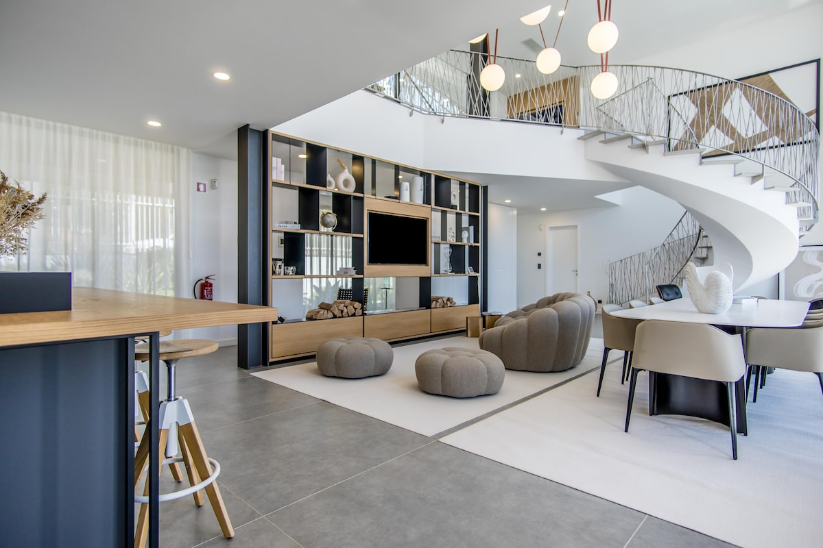 Luxurious villa with sea view 4