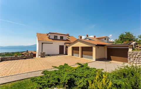 Top performing Airbnb: Nice apartment in Rijeka with house sea view in Mjesni Odbor Drenova