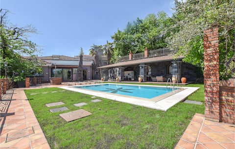 Cozy home in Zafferana Etnea with WiFi
