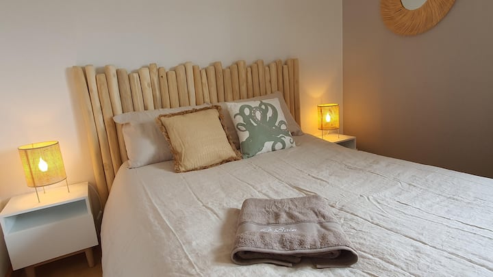 ห้องนอน 2 พร้อมเตียงควีนไซส์ 160 ซม.