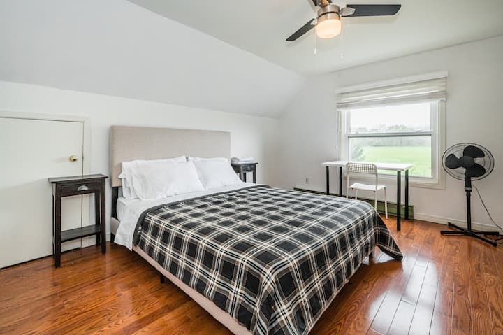 Ფართო ზედა სართულის კუინზის ოთახი. 