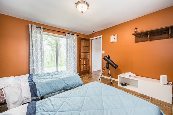 Მესამე საძინებელი ორი XL საწოლით.