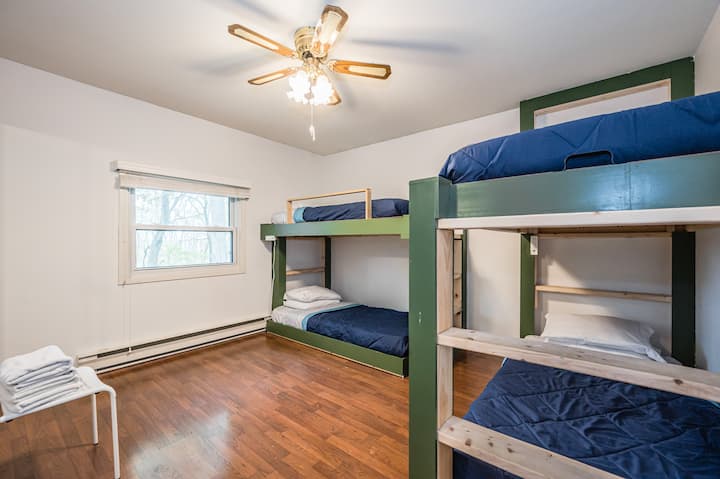 Საბავშვო ორსართულიანი ოთახი შესანიშნავი ადგილია ღამის გასათევად: საძინებელი 3 2 ორსართულიანი საწოლით - სძინავს 4. 