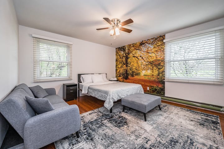 Მთავარი სართული King 's Suite Queen ‑ ის ზომის საწოლით. ყველა თეთრეული არის უზრუნველყოფილი. 