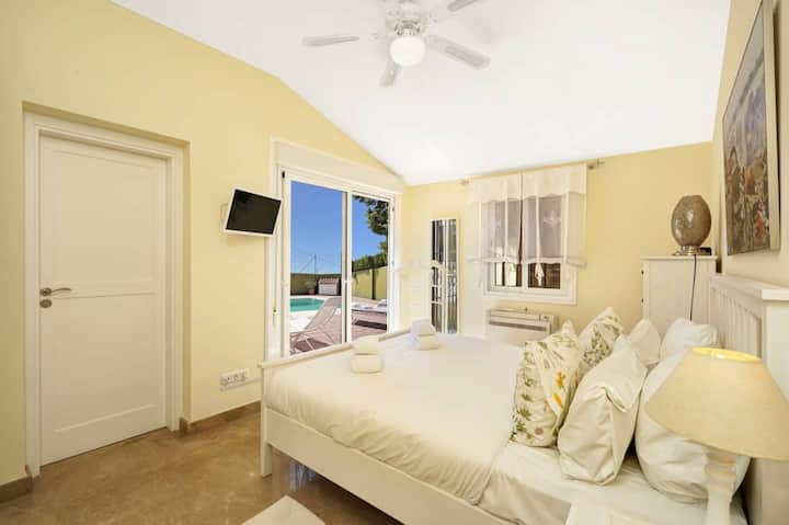 Treća spavaća soba s bračnim krevetom i kupaonicom u apartmanu, TV-om i izravnim pristupom bazenu