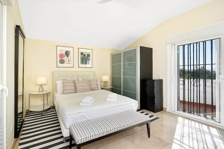 Glavna spavaća soba s kupaonicom u apartmanu i dvije terase