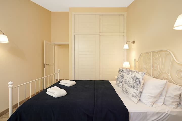 druga spavaća soba s velikim bračnim krevetom i velikim ormarom