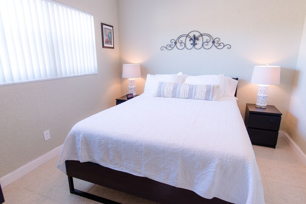 Chumba cha kulala kina godoro la povu la ukubwa wa malkia lililofungwa kwenye mashuka ya juu.