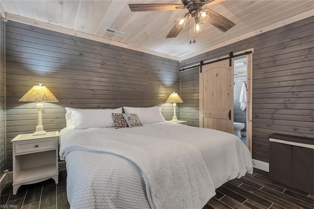 ห้องนอนใหญ่เตียงคิงไซส์ 