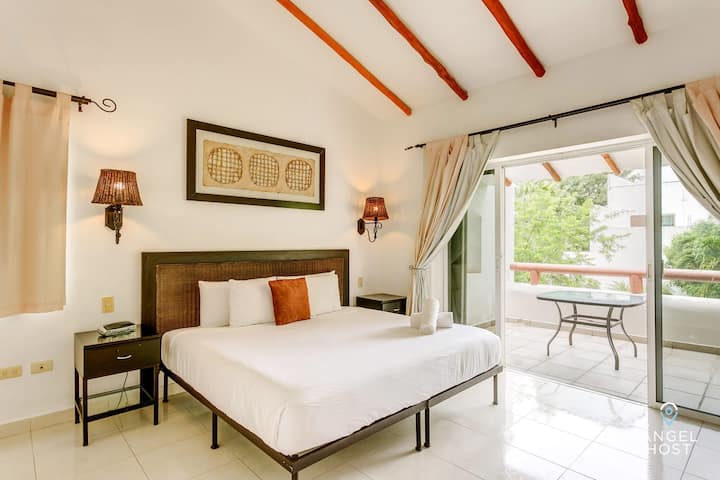 Просторна светла спалня №1 с двойно легло и достъп до терасата